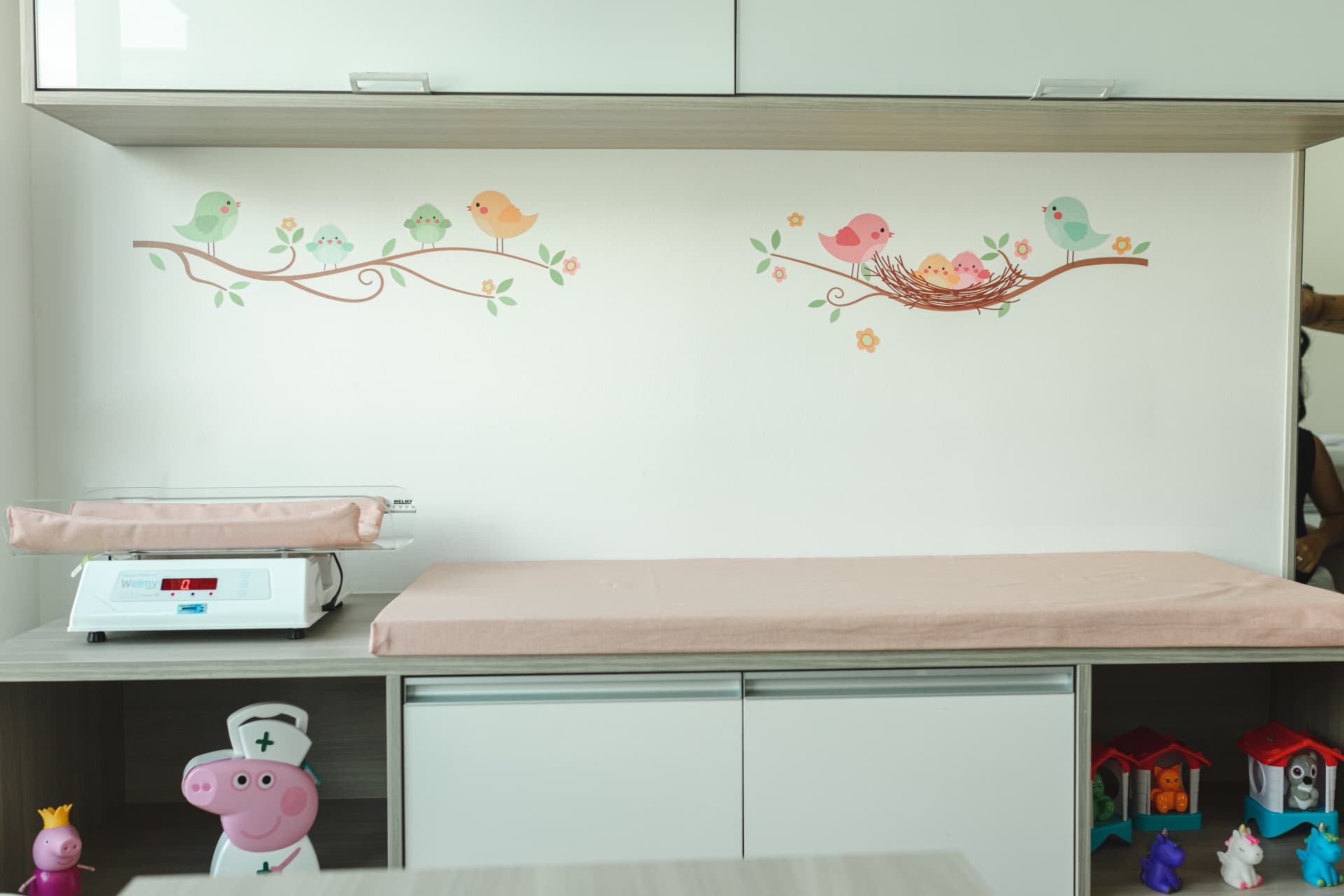 Balança e maca pediátrica com decoração de pássaros